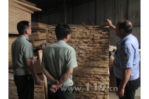 湘潭消防查封存火患木材市場