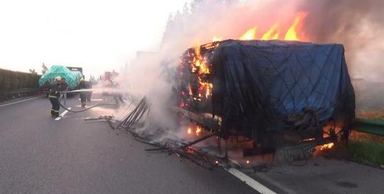滿載30噸木材掛車高速上爆胎 引發大火