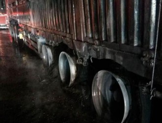 大掛車自燃，50萬元進口木材轉(zhuǎn)眼成火炭