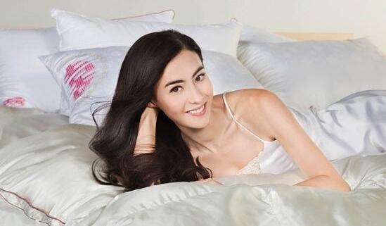 同是睡一張床，張柏芝睡這樣的床 林心如卻睡這個(gè)
