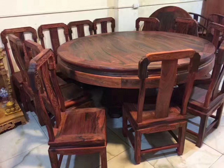 家具美容是家具維修分類的一種形式，是針對各種成品家具或建材表面材料破損、劃傷、掉色后的復原處理。這些破損、劃傷、掉色的表面材料可以是金屬、木頭、塑料、皮革、玻璃、涂料、油漆以及布料等等，運用局部的快速修復技術可以進行維修，但是針對現有家具使用材料的局限性，往往修復材料對象為木頭、皮革、大理石、陶瓷、玻璃。 家具美容主要包括修木補漆，皮革修復翻新、理石拼接去縫、陶瓷用品的修補、家具玻璃及汽車玻璃的修補。而其中玻璃的修復技術主要是應用于水晶工藝品的修復，家居玻璃并不具備維修價值。但是經常可看到有類似宣傳修復家居玻璃的只是為了差異化宣傳而已實為錯誤的引導。 家具美容之修木補漆 一、色粉擦色維修技術手法 1）顏色水 由粒黃、粒綠、粒黑、粒紅四種色粒調配。粒狀，堿性，用于紅木、木胚處理色素。 2）專業稀釋劑 3）亮光劑 4）維修常用色粉：鐵紅，土黃，油黃，油紅、大紅、鐵黑，白粉等，呈粉狀，酸性。油黃則為油性，家具廠里稱為填料，也稱體制顏料。使用中與泡立水及亮光水調制。 5）自噴油膏 當前修色最高級產品，效果好，速度快，半分鐘完成。 色彩類別 化學成份類別 顏料名稱 白色顏料 無機顏料 鋅鋇白/氧化鋅 紅色顏料 無機顏料 鐵紅/鎘紅 有機顏料 甲苯胺紅/大紅粉/醇溶火紅 黃色顏料 無機 鉻黃/鐵黃/鎘黃/鋅黃 有機 漢沙黃 黑色顏料 無機 炭黑/鐵黑/石墨/松煙 有機 苯胺黑 6）噴劑油漆 維修常用自動噴漆。屬于快干熱塑性丙烯酸氣霧漆。可以根據所需要維修的家具顏色去油漆店購買。噴漆維修針對套房板式家具的局部維修。常用的有白亮光，白亞光，閃光銀，淺灰色米黃，無色亮光亞光面油。瓶身有具體操作方式。 其次是使用氣泵噴槍，自制調漆。盡可能在干凈的噴漆房操作。在補漆維修中，此用法大多用于，板式套房，兒童套房，辦公臺，會議餐桌臺，需要整體處理，才能還原，需要做底漆與面漆。 調配： ★其溶劑為硝酸纖維素的含高分子化合物。最易溶解于酯，酮等含氧溶劑。此屬于同類溶解同類的規律。 ★助溶劑是在硝酸纖維素漆劑常加有醇類作為助溶劑或潛溶劑。 ★稀釋劑是苯，甲苯等NC既無溶解能力，也無助溶能力，只是增加溶液體積。例如醋酸丁酯用甲苯稀釋，硝酸纖維素濃度為8%時，稀釋劑比值為2.7；但濃度4%時則選3.25.此中注意溫度恒定。 二、油膏毛筆描色技術手法 1）調色劑：分紅、黑、白、黃四色、色母。 2）專業稀釋劑 3）亮光劑 4）調色盤 5）自噴油膏 當前修色最高級產品，效果好，速度快，半分鐘完成。 三、維修工具制作使用 1）常用工具 刮刀（鏟刀），毛筆，木紋筆，刻刀 2）填補打磨材料 502膠水，碎木粉，砂紙，碎棉布，棉墊紗，細鋼砂 3）工具使用方法 銼子 用于填補之后去除多余膠水固化的棱角，使需要修的地方還原成原來的模樣，直接鏟去多余部分就可以。 刮刀 用于打磨膠水填補的波浪區，使填補部位與其它部分絕對平整，用鏟刀鏟平填補位置。 砂紙 用于反復打磨中，澆膠水，再打磨，使其填補部位絕對光滑。 棉墊紗，鋼砂 用于打磨砂紙印痕或拋光。 碎棉布 用于調色、上色、上光。將棉布尖頭澆上漆片溶解，粘上色料粉和顏色水。根據所修家具的漆色調相似后稍淺些，然后來回呈弧半圓來回拖，用力必須輕。拖時第一次接觸面與第二次接觸面不能重疊；將所修處覆蓋一次后，稍微停息一會，然后再重復上述操作方法。當維修處漆面顏色與整體漆面一致時，再用亮光水或漆片水拖出光澤，效果與家具本身光澤相似為宜。之后用拋光蠟處理。 3.修木補漆的操作過程 1)家具維修填補平整光滑，不能使其變形。 2)維修處調色上色上光。根據觀察家具，必須辨別漆色、混合色、二層色、三層色，再相應處理。 3)光澤處理必須根據家具的亮亞光，打磨，拋光，上亮光水等，使用輔料可以是蠟，研磨劑。 4)填補操作： 先將502膠水澆在需要填補處。用碎木屑填上需要補處，澆上502膠水，待其干后。再用銼子修整出凸出部或多余處，使其還原成原來形狀。砂紙打磨，反復澆502膠水，配合鏟刀鏟或打磨，使填補部位絕對平整光滑。如果不能準確打磨平整，可以用砂紙包住鏟刀平面，再去打磨需填補位置。再重復處理，直至完全平整。 5)家具漆色辨別： 混合色 是以三種顏色搭配在一起均衡相輔相存，飽和狀態，此種色最容易調色上色。是一次成形，但必須偏重色方面。例如上色中，需要偏綠時，綠色為保護色。 雙層色 指底色和面色給人視覺感受清晰度區分明顯，如底色是黃紅色，面有黑紋。或有綠色，茶色等。這些都必須上底色，拖色均衡后，用亮光水保護漆面，然后上面色，再做光澤處理。 三層色 指底色是任意一種顏色，中層是任意色紋或斑點化，面色為一種純正，清談色澤，隱約有面色反顏色。這種漆色必須判定準確，避免上錯色層及紋、斑、花。再用亮光劑拖光保護。最后根據家具的面色，用經過漆片水沖淡的顏色水拖出面色。最后上光保護。 家具美容之皮革修復翻新 1.皮革修補原材料 一般主原料為皮革色漿，又名顏料膏，其它還有補傷膏、固色劑、消光劑、亮光劑、手感劑、改色劑（著色劑）、401膠水、海綿膠、蠟乳液等。 2.工具認識 工具配備主要包括排筆、毛筆、鑷子、皮紋紙模、烤槍式電吹風、氣泵、噴槍、壓皮紋花海綿。 3.皮革修補對象 皮革服裝、沙發、皮床 皮包、皮帶、汽車皮座 皮鞋、日常皮用品等 皮革生產過程及其工藝的涉及面比較復雜，所以皮革修復主要針對掉色、刮傷、改變原來色澤的表面處理技術。 4.皮革修補的目的 彌補產品皮革缺陷及人為損傷。皮制品尤其是皮質家具在運輸、生產、使用過程中難免會 有損傷皮層或皮澤角膜，通過表面處理可以彌補這些缺陷。滿足不同的消費者的不同品位。可以根據顧客的要求，進行色彩色澤的轉換，可以達到以舊換新的目的。降低成本 用較差的較便宜的皮料處理出好的效果使其增加產品價值。例如：碎皮改色，水牛皮仿直打蠟皮效果等。 5.修補制劑產品類型、性能、用途和使用方法 1）亮光劑固體類型 聚酯類（pu）、丙烯酸酯類、硝化棉類、蠟質類。 2）清潔劑 a. 油性清潔劑 b. 水銀筆清潔劑（中性） c. 水性清潔劑 d. 反絨皮、磨砂皮清潔劑 3）填充劑（水性） 4）亮光劑 A.高光亮蠟水（用于提高高度亮度蠟感手感） B.中高亮光劑 C.特高亮光劑 A.通用油性光亮劑 B.特殊油性光亮劑 C.特高光度的水晶油（三合一）光油 5）蠟塊系列 A.填充蠟 B.拋光蠟 C.擦色填充蠟 D.燒焦蠟 E.雙色蠟條 6）皮面上常用的蠟乳液（俗稱手感劑） 苯胺高級蠟乳（水性） B.自亮蠟乳（即擦即亮鞋乳） 7）皮面修補邊油的使用 油性橡膠邊油 B.水性橡膠邊油 C.Abs跟油 D.真皮邊油系列 8）改色液系列（溶劑型） 染色液體打底涂 B.通用型改色液 C.陰陽油（噴薄透底色 9）其它修飾系列 A.強力洗槍水：洗油性噴槍用，循環使用可以節約成本。 B.油感整飾劑：油皮面鞋子及箱包處理，噴涂即可。 C.油蠟感劑：乳膏狀，可增加油蠟感。一般用于油皮及干燥皮面，用布手涂。 D.皮革防霉菌處理劑：常用于存放時間要求比較長的皮革家具用品等，噴涂。 E.油性防水防污劑：常用于絨面皮及淺色皮之處理上噴涂。 F.皮革拉幫防裂柔軟劑：用于皮質較硬之皮革鉗幫時，手涂或噴在皮反面。 G.皮革平整修飾助燙劑：常用于訟面皮燙平，燙前手涂即可。 H.手感劑：可以改善表面平滑度及耐磨耐刮性，用布少量輕涂于皮面上，需要謹慎使用，有些在操作中會造成皮面褪色或變色，用前先測試。 10）其它輔料工具材料 A.水銀筆：用于真皮及合成革制品制時劃線 B.天然海綿及高密度人造海綿，用于水性光亮劑，清潔劑，填充劑，鞋乳等。手涂。 C.補色蠟筆，皮面輕微損傷時補色用，有多種顏色，可用于熱熔刀將其熔化在受損皮面。 11）皮革表面修補及修飾劑處理應用（操作過程） 此過程需要花時間練習 水性噴槍與油性噴槍的區別 A.水性：可以線條狀噴霧 B.油性：可以散開狀噴霧 噴槍 A、噴槍調節指導與練習 B.洗槍指導和練習 C.噴槍使用指導與練習。 皮革水性亮光的處理過程: A.水性清潔劑清洗：用天然海棉手涂 B.水性填充劑填充：用天然海綿順方向手涂 C.水性光亮劑上光：一般選擇高亮度劑噴涂 噴涂方法：由上而下，或由左向右，噴涂均衡。 12）較易出現的問題及注意事項 1.表面油脂較重的皮革 2.每一道工序必須干透后再做下一道工序，否則易引起掉漆現象 3.選擇合理的轉速 4.某些手感劑使用時氣候潮濕地區及天氣變化時（下雨天或溫熱天氣），修飾劑干燥時間變慢或出現發白現象，此時應該采取一些措施 家具美容之理石拼接去縫 理石修復在市場上相對與補漆、補皮較少。具體方法可以使用南水北水溶解修復法。需要運用的的是砂紙，拋光機等。 總結 伴隨著人們生活水平的提高，對環境保護意識的的提升，此行業興起有著不可避免的因素。從節省資源，貿易便利等諸多因素考慮，家具美容行業今后將更加鼎盛的傳承下去。