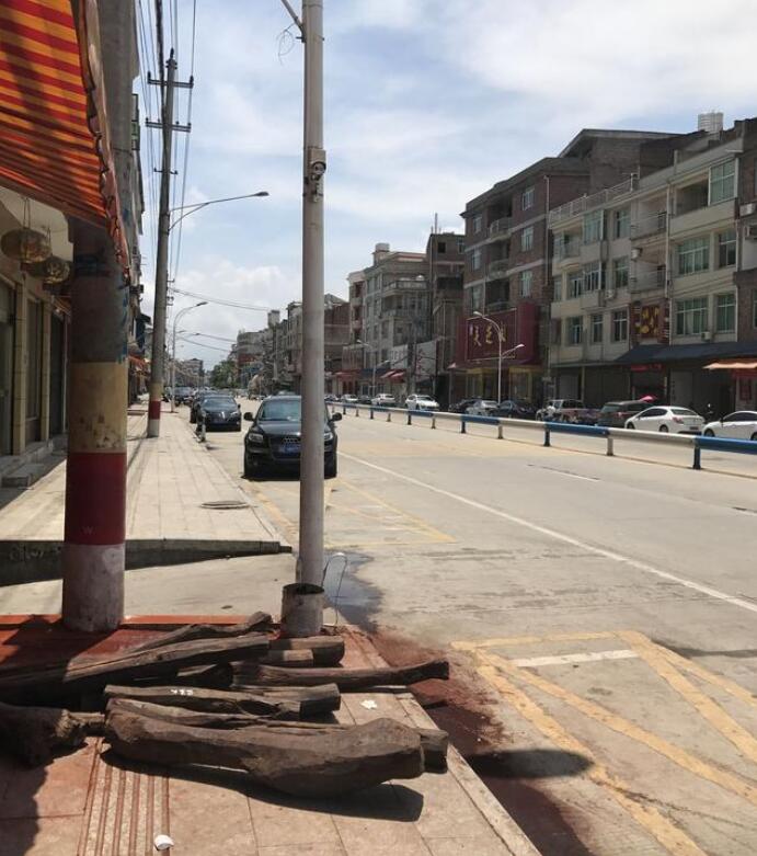 今天小編帶你們逛逛全國知名紅木批發集散地——福建仙游榜頭，這里有酸枝、花梨、紫檀等，高檔紅木應有盡有，仙游是紅木古典家具之都，同時也是紅木原料批發集散地，來到這里沒個三五天，你是逛不完的！ 賭木，帶你逛逛全國最大小葉紫檀批發集散地 古典家具之都 這里有上千家名貴紅木批發商 賭木，帶你逛逛全國最大小葉紫檀批發集散地 名貴紅木一條街 來看看大家是如何挑選小葉紫檀的 賭木，帶你逛逛全國最大小葉紫檀批發集散地 榜頭的小葉紫檀估計比印度還多，來到了一家小葉紫檀原料批發店 賭木，帶你逛逛全國最大小葉紫檀批發集散地 店家好任性啊，全場任切，要多長切多長 賭木，帶你逛逛全國最大小葉紫檀批發集散地 挑選的人，也是絡繹不絕，有拿斧頭的，有拿尺子和鐵絲的（鐵絲主要是量木頭里面空心） 賭木，帶你逛逛全國最大小葉紫檀批發集散地 賭木，帶你逛逛全國最大小葉紫檀批發集散地 挑了一棵，商量好價格，鋸下來就看運氣了，十檀九空 賭木，帶你逛逛全國最大小葉紫檀批發集散地 空心率還是很高的 賭木，帶你逛逛全國最大小葉紫檀批發集散地 賭木全憑運氣啊，這棵還是不錯的，幸運指數爆棚 賭木，帶你逛逛全國最大小葉紫檀批發集散地 下面這就是踩到狗屎了，大家說說還能做成什么工藝 賭木，帶你逛逛全國最大小葉紫檀批發集散地 賭木，帶你逛逛全國最大小葉紫檀批發集散地 賭木，帶你逛逛全國最大小葉紫檀批發集散地 稱一稱 賭木，帶你逛逛全國最大小葉紫檀批發集散地 賭木，帶你逛逛全國最大小葉紫檀批發集散地 收工打道回府啦，今天的總體成績還是不錯的 賭木，帶你逛逛全國最大小葉紫檀批發集散地