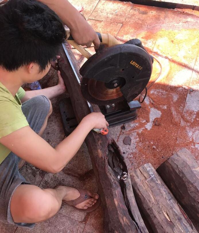 今天小編帶你們逛逛全國知名紅木批發集散地——福建仙游榜頭，這里有酸枝、花梨、紫檀等，高檔紅木應有盡有，仙游是紅木古典家具之都，同時也是紅木原料批發集散地，來到這里沒個三五天，你是逛不完的！ 賭木，帶你逛逛全國最大小葉紫檀批發集散地 古典家具之都 這里有上千家名貴紅木批發商 賭木，帶你逛逛全國最大小葉紫檀批發集散地 名貴紅木一條街 來看看大家是如何挑選小葉紫檀的 賭木，帶你逛逛全國最大小葉紫檀批發集散地 榜頭的小葉紫檀估計比印度還多，來到了一家小葉紫檀原料批發店 賭木，帶你逛逛全國最大小葉紫檀批發集散地 店家好任性啊，全場任切，要多長切多長 賭木，帶你逛逛全國最大小葉紫檀批發集散地 挑選的人，也是絡繹不絕，有拿斧頭的，有拿尺子和鐵絲的（鐵絲主要是量木頭里面空心） 賭木，帶你逛逛全國最大小葉紫檀批發集散地 賭木，帶你逛逛全國最大小葉紫檀批發集散地 挑了一棵，商量好價格，鋸下來就看運氣了，十檀九空 賭木，帶你逛逛全國最大小葉紫檀批發集散地 空心率還是很高的 賭木，帶你逛逛全國最大小葉紫檀批發集散地 賭木全憑運氣啊，這棵還是不錯的，幸運指數爆棚 賭木，帶你逛逛全國最大小葉紫檀批發集散地 下面這就是踩到狗屎了，大家說說還能做成什么工藝 賭木，帶你逛逛全國最大小葉紫檀批發集散地 賭木，帶你逛逛全國最大小葉紫檀批發集散地 賭木，帶你逛逛全國最大小葉紫檀批發集散地 稱一稱 賭木，帶你逛逛全國最大小葉紫檀批發集散地 賭木，帶你逛逛全國最大小葉紫檀批發集散地 收工打道回府啦，今天的總體成績還是不錯的 賭木，帶你逛逛全國最大小葉紫檀批發集散地