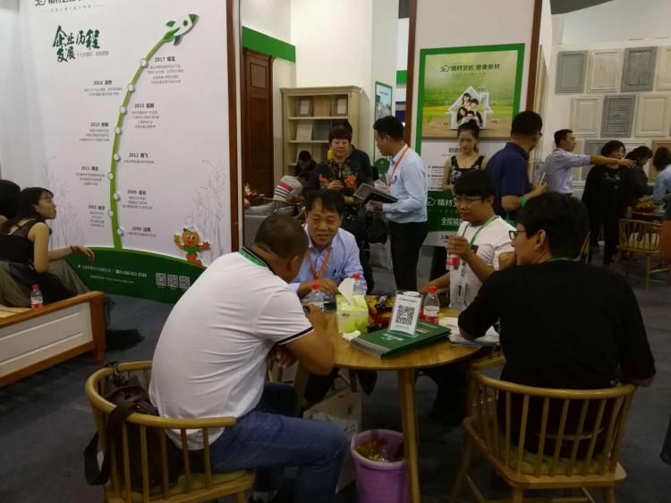客戶正在向公司經理了解精材藝匠品牌，洽談合作事宜！