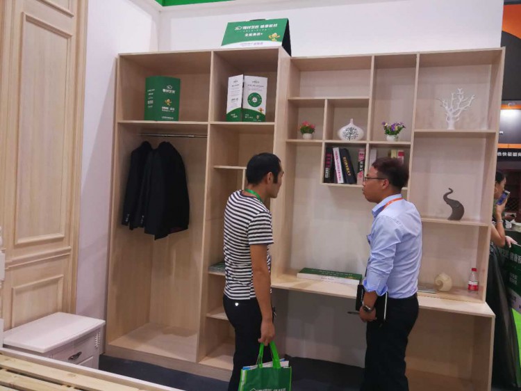 現場工作人員為客戶講解全屋易裝新品