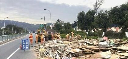 同安一路面大量木材廢料傾倒 公路很“受傷”