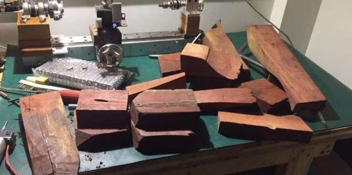 弄來(lái)一堆邊角料開(kāi)始挖坑，制作難度比較大，卻不知道是什么木頭？