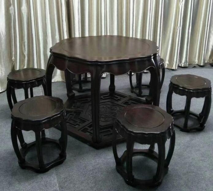 第八款血檀精品圓餐臺，此款餐臺做工精細，造型精美，是這套餐臺的一大亮點