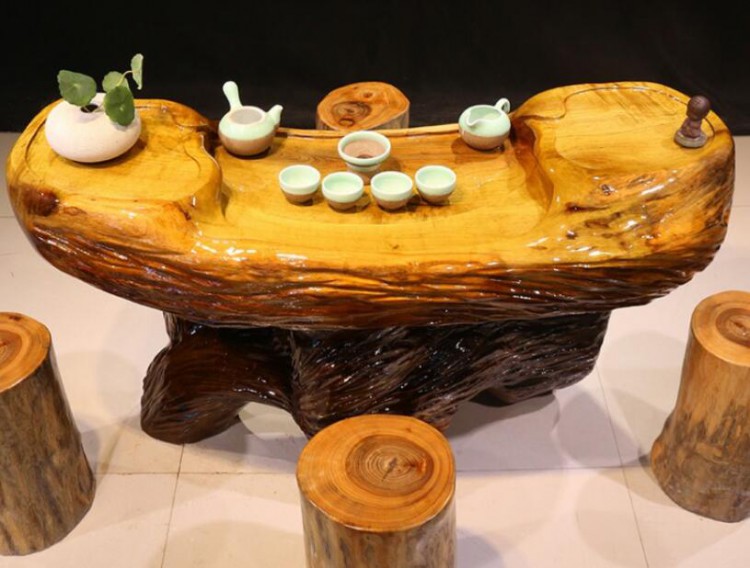 從金絲楠木家具質地手感更加細膩和通透