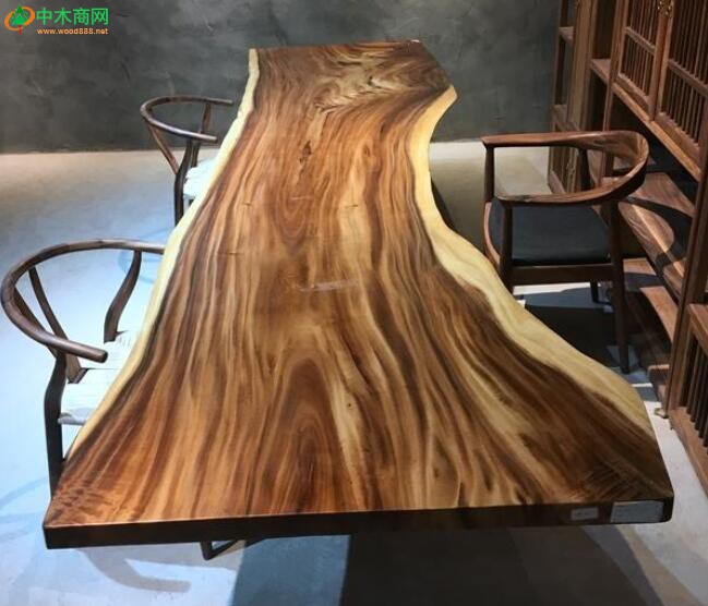 胡桃木的表面常有著不規則的褐色或者深褐色的紋理