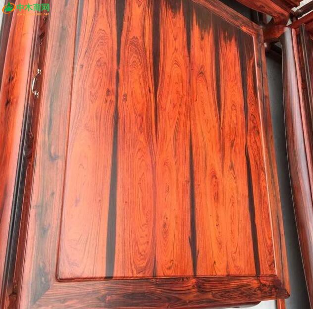 一套大紅酸枝沙發(fā)價格