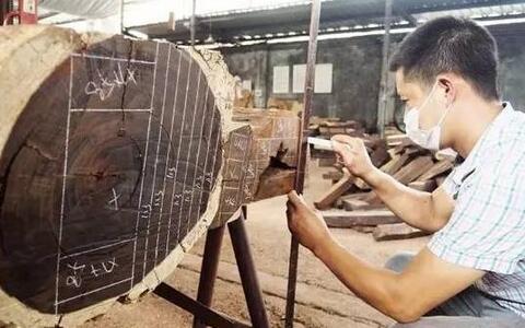 除了家具款式外，同種紅木、原料徑級、規整度