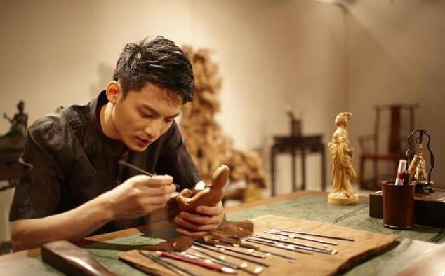 比較帥木雕師：22歲起年年獲中國工藝比較高獎，潛心五年修復(fù)皇宮椅