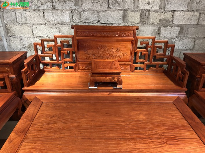 緬甸花梨屬于花梨木類(lèi)，學(xué)名大果紫檀