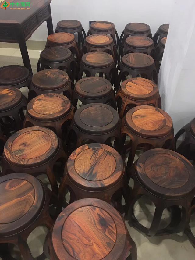 這種紅木圓鼓凳很實用,美觀！