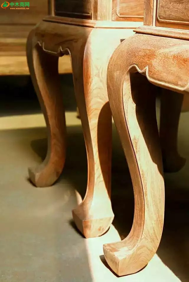 緬甸花梨材質硬重，密度高，相對較重。非洲花梨密度低，相對較輕