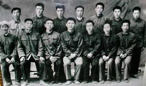 在送習(xí)近平上大學(xué)時(shí)，梁家河村民和習(xí)近平的合影(前排中為習(xí)近平)（資料圖）