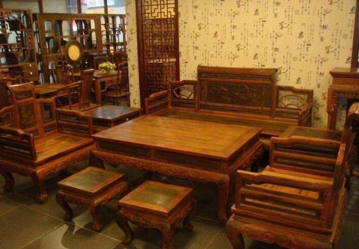 明清家具的發(fā)展，是與傳統(tǒng)的書畫、瓷器、紫砂壺、園林等工藝民俗文化一脈相承