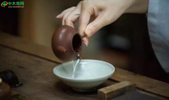 去渣后以熱水滌蕩壺體，并借水之旋力將茶末瞬間傾出