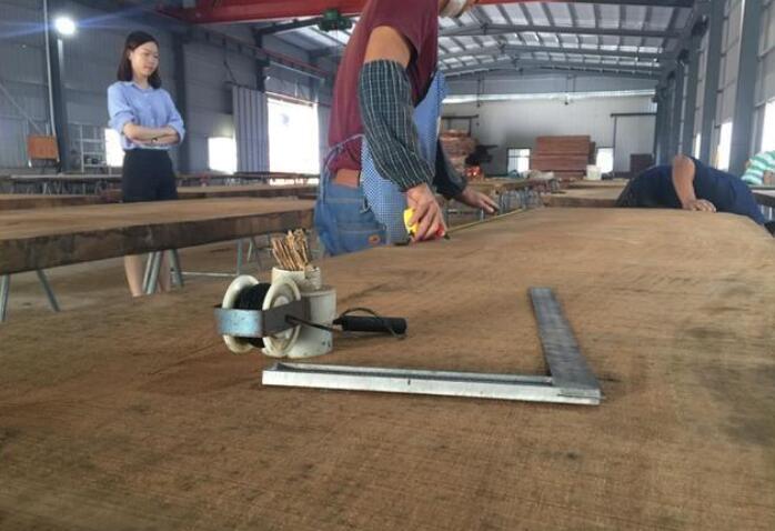 烘干后師傅取材，將變形開裂部分舍棄