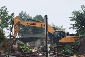 常德鼎城區(qū)依法拆違萬余平米違建木材市場