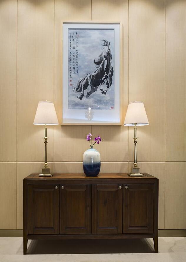 鏡子可以貼在柜子的門內(nèi)或門外