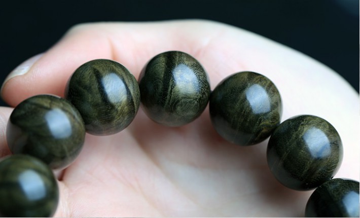盤金絲楠木手珠可以安心定神，更可以收藏增值，