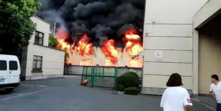 浙江湖州一家具公司突發火災 無人員傷亡