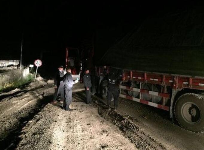 深夜偷運木材 四川民警查獲嫌疑車輛
