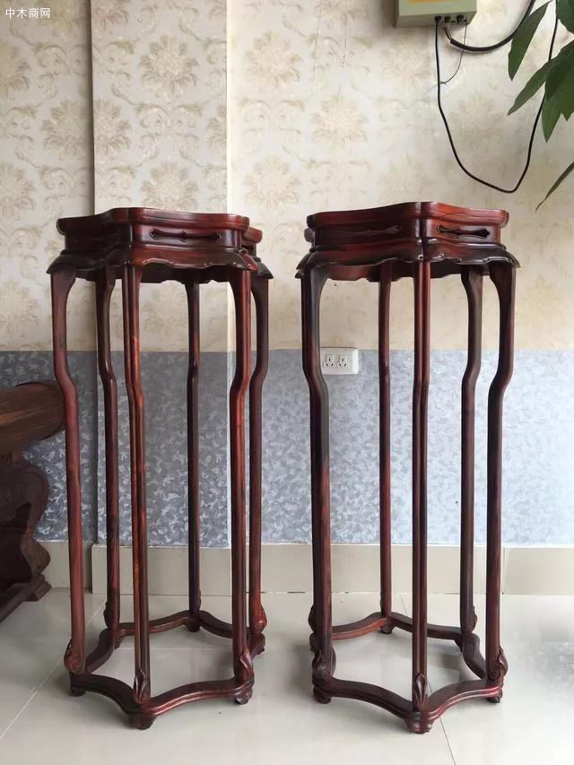 由于微凹黃檀管孔中含黑色樹膠