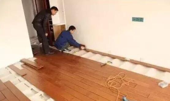 地板鋪裝方向原則上采用順光鋪裝