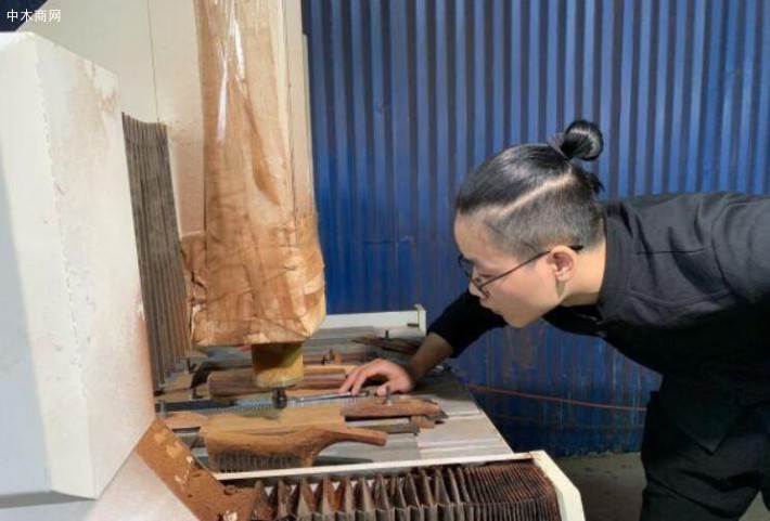 九零后的蘇作文化技藝的傳承人，余鵬成利用所學知識