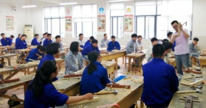 尤其注重我們的手工雕刻、數控雕刻和家具制作這三個工種
