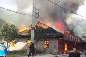 巴中一家具專賣店突發火災 無人員傷亡