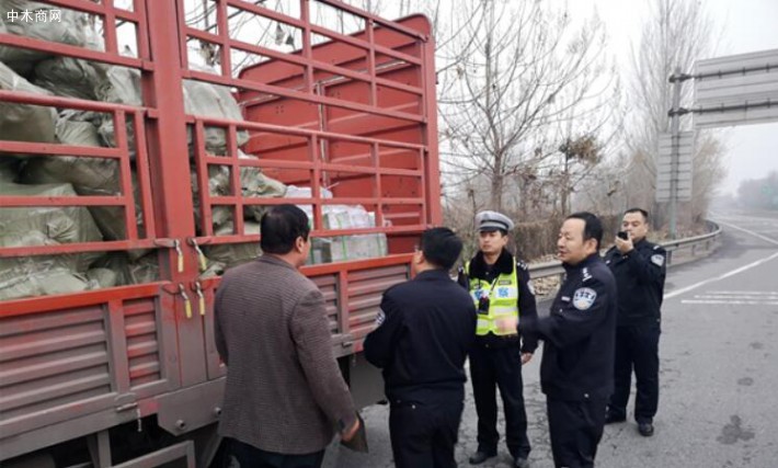 司機(jī)非法運(yùn)輸2噸木材 山西交警成功堵截