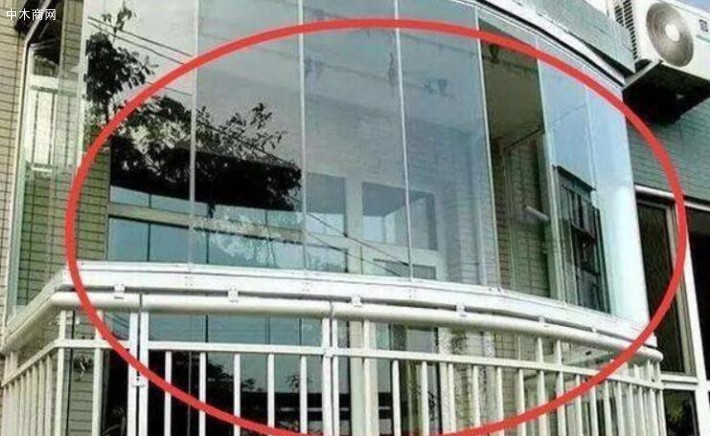 現在很多人家中封陽臺都很流行選擇一種叫做無框玻璃的材料安裝