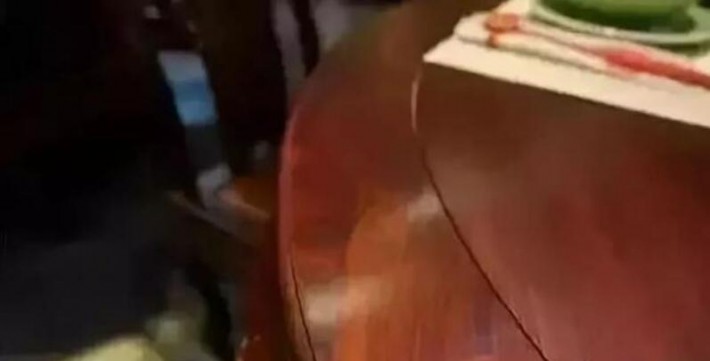 那么怎么修理已經(jīng)開裂的紅木家具呢？