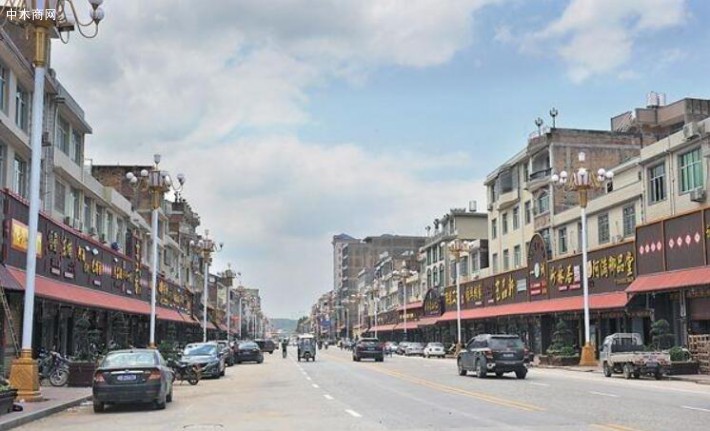 福建的仙游是國(guó)內(nèi)最大的紅木家具生產(chǎn)基地