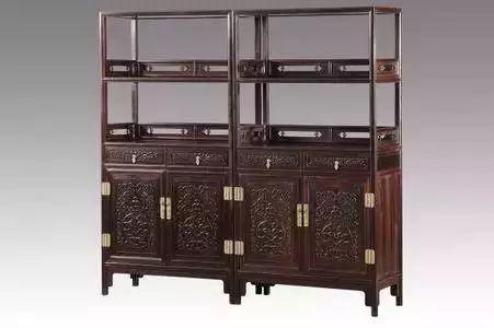 架格是一種沒(méi)有門(mén)，被隔板分成數(shù)層的家具