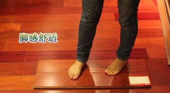 實木地板腳感好、紋理、色彩自然,硬度稍差