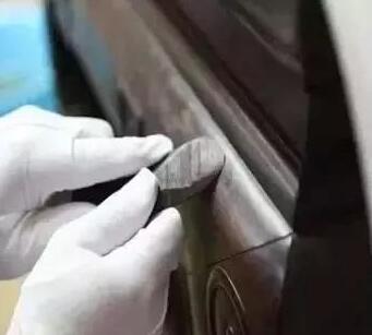 為了做出包漿，有些作偽者常用漆蠟色作假