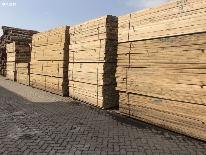 建筑工地木方在建筑和二次加工工業中的廣泛應用源于其良好的物理性質和眾多的木材等級