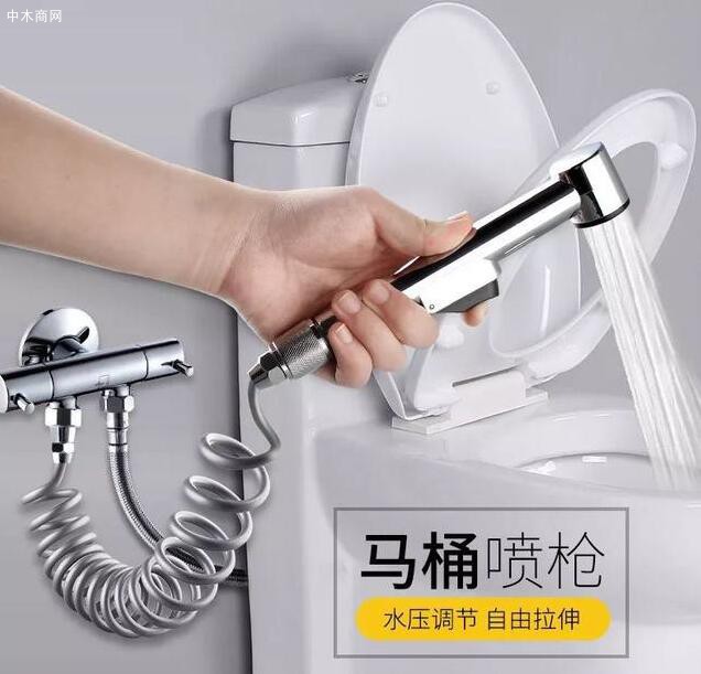 有條件裝個(gè)衛(wèi)生間噴槍替代馬桶刷，方便又衛(wèi)生。