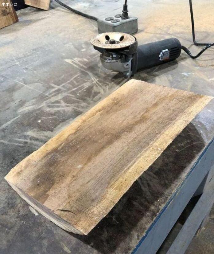 準備半塊木頭（大小隨你定）以及電磨
