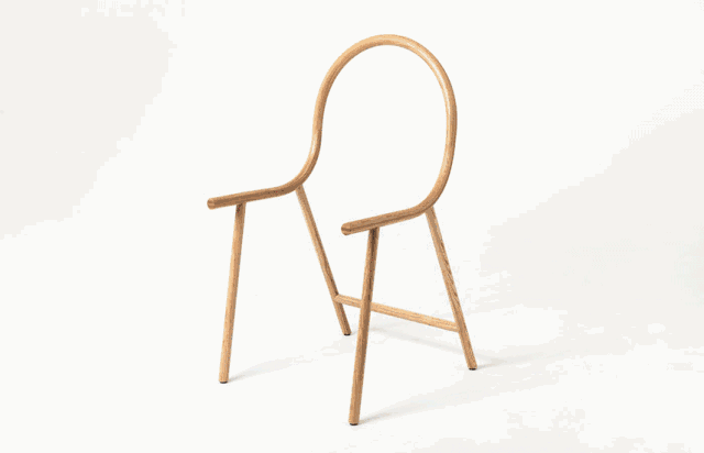 這把椅子叫「Arm」，出自 Clark Bardsley Design