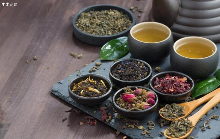 優秀的石茶具出于手作，賦予這些茶具完整的生命