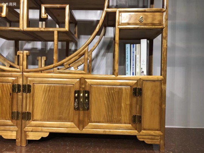 精美的雕刻是金絲楠木家具中主要的裝飾手法