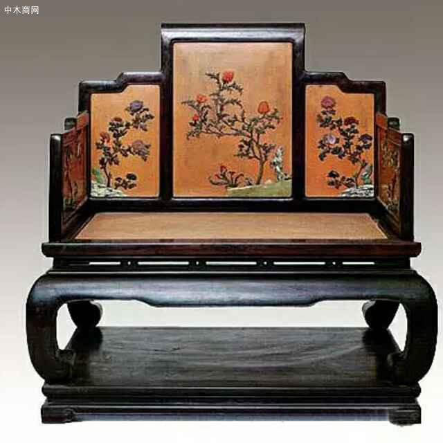 擦拭古典家具時，選擇軟布或軟刷清潔
