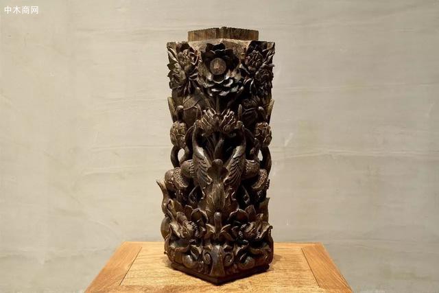 利用浮雕來(lái)形成半立體的形象，無(wú)論是花草、鳥魚都活靈活現(xiàn)