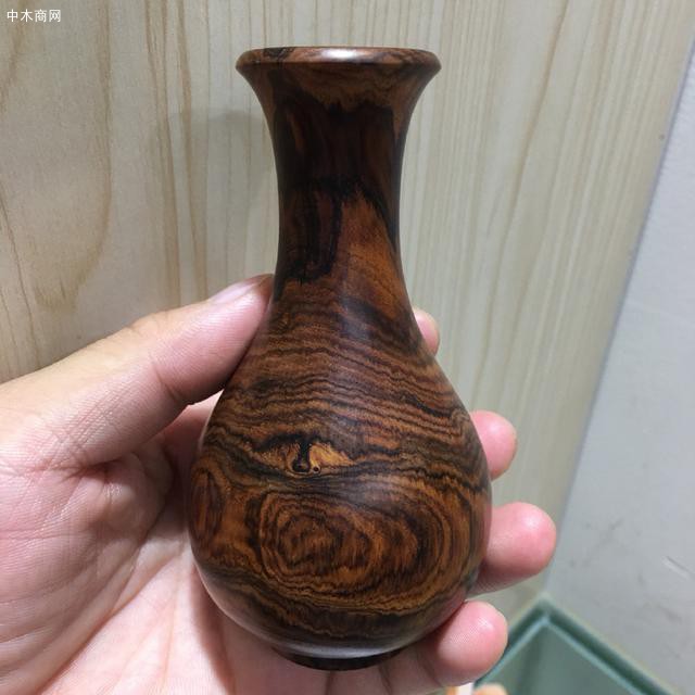 手串 海南黃花梨在市面上最常見的工藝品形式是佛珠手串即將黃花梨原木加工成一顆顆珠子做成手串